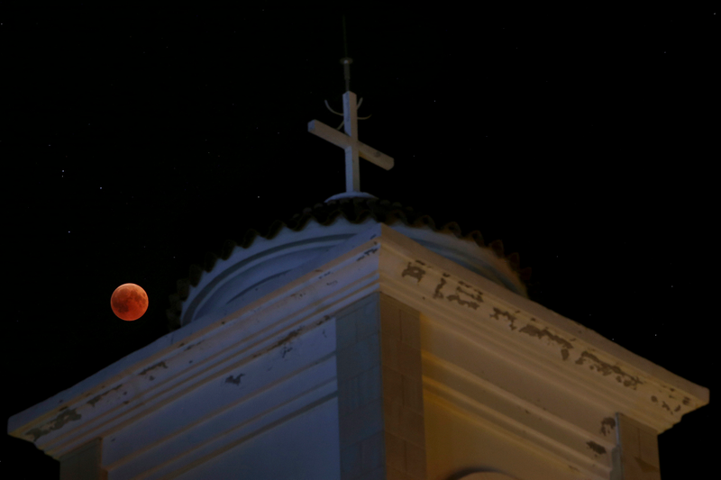 Illustration for article titled Así se vio el eclipse lunar total en distintos rincones del mundo
